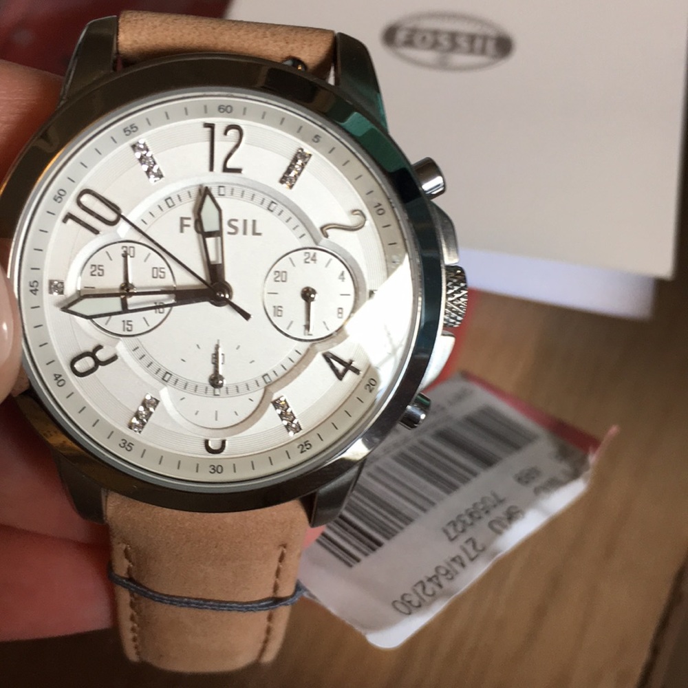 SOLDⓂ️-Brand new fossil watch with leather band